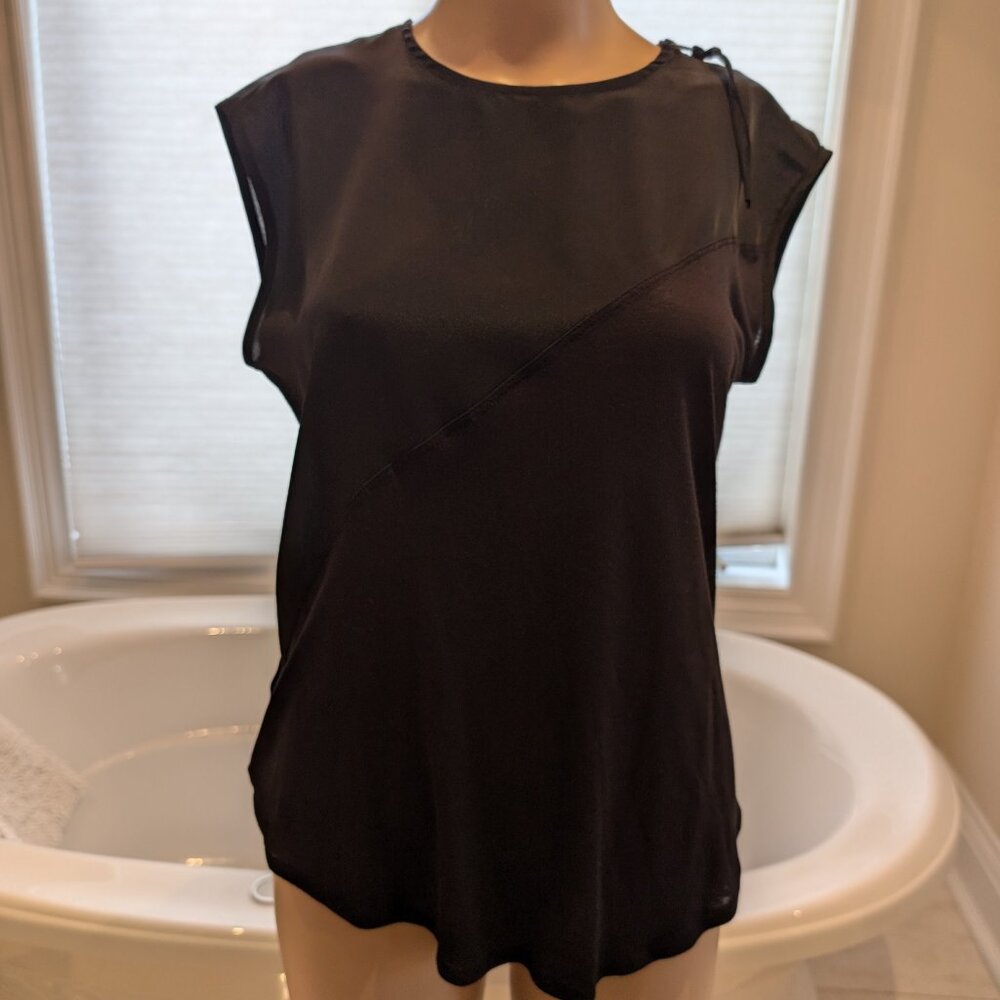 BCBGeneration Black Short Sleeve Top w/ Zipper Detail on Shoulder Size Small